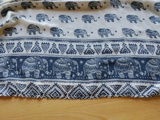 Camisa blanca y azul con elefantes