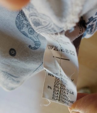 Camisa blanca y azul con elefantes