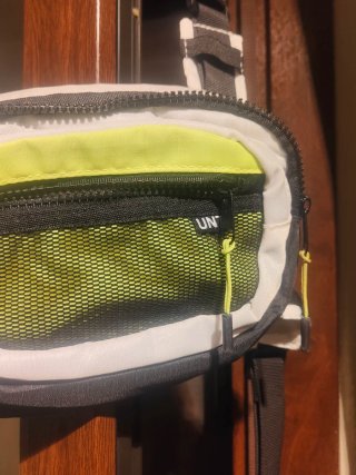 Riñonera deportiva verde y blanca
