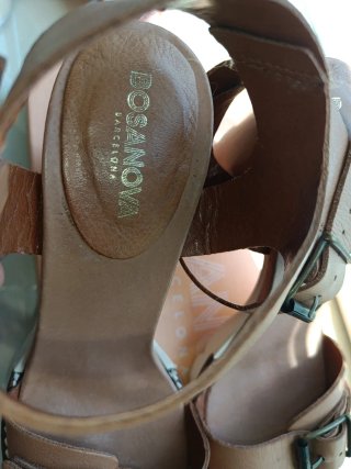Sandalias de piel y tacón madera, marca BOSANOVA