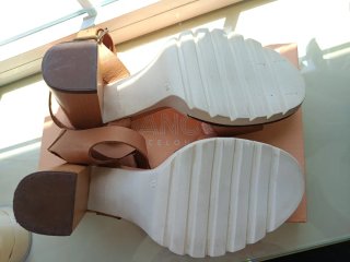 Sandalias de piel y tacón madera, marca BOSANOVA