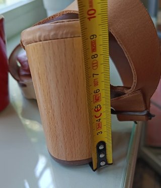 Sandalias de piel y tacón madera, marca BOSANOVA