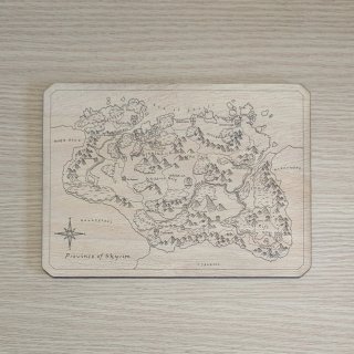 Mapa de Skyrim grabado en madera