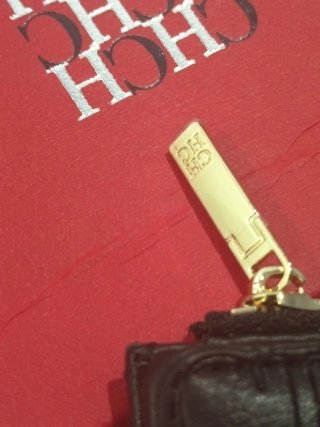 Cartera Carolina Herrera Negra y Dorada