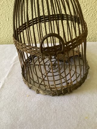 Jaula antigua de alambre, hecha a mano