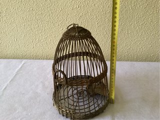 Jaula antigua de alambre, hecha a mano