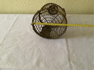 Jaula antigua de alambre, hecha a mano