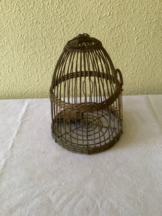 Jaula antigua de alambre, hecha a mano
