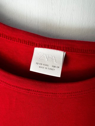 Camiseta roja con detalle de rayas blanca