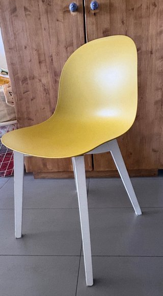 Sedia design disponibile in 4 colori diversi