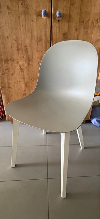 Sedia design disponibile in 4 colori diversi