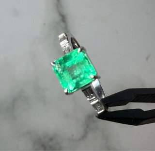 Anillo Oro Blanco 18K Esmeralda y Diamantes