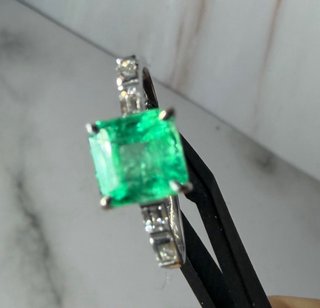 Anillo Oro Blanco 18K Esmeralda y Diamantes