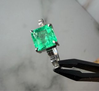 Anillo Oro Blanco 18K Esmeralda y Diamantes
