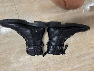 Botas militares negras con tachuelas