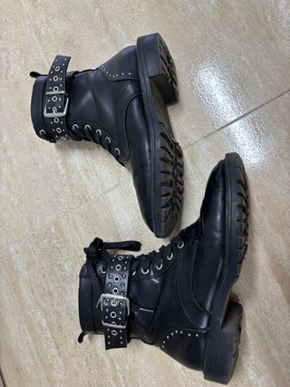 Botas militares negras con tachuelas