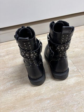 Botas militares negras con tachuelas