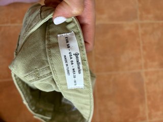 Shorts Stradivarius verde deshilachados