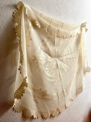 Mantel de encaje beige floral
