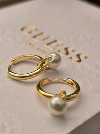 Pendientes dorados con perla