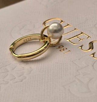 Pendientes dorados con perla