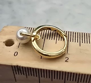 Pendientes dorados con perla