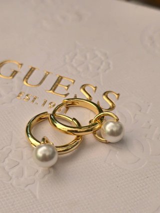 Pendientes dorados con perla