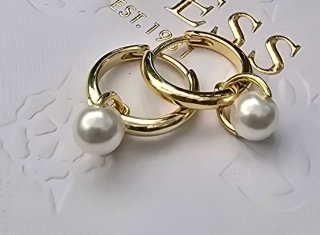 Pendientes dorados con perla