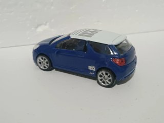 4 coches escala 1:43 variados