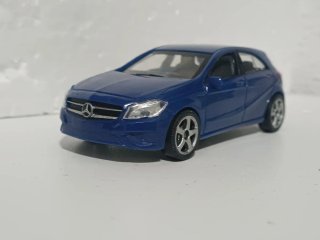 4 coches escala 1:43 variados