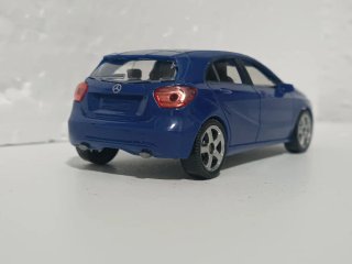 4 coches escala 1:43 variados