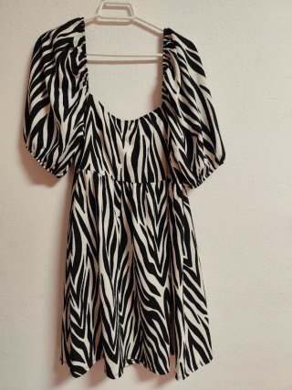 Vestido estampado de chica talla M-L de Primark.