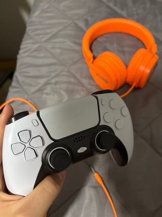 Mando PS5 y Auriculares Naranja