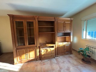 Mueble de madera con vitrina y cajones, dormitorio