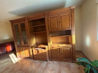 Mueble de madera con vitrina y cajones, dormitorio