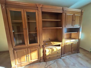 Mueble de madera con vitrina y cajones, dormitorio