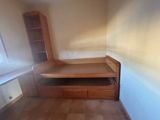 Mueble de madera con vitrina y cajones, dormitorio