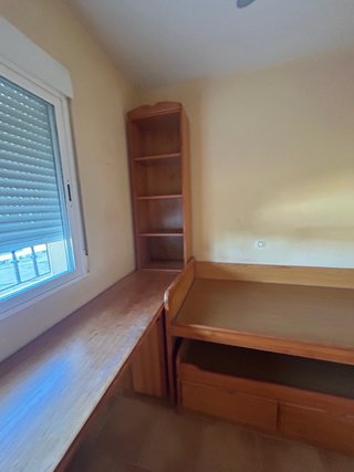 Mueble de madera con vitrina y cajones, dormitorio