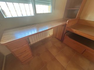 Mueble de madera con vitrina y cajones, dormitorio