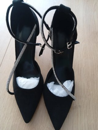 Zapatos de tacón negros con pedrería