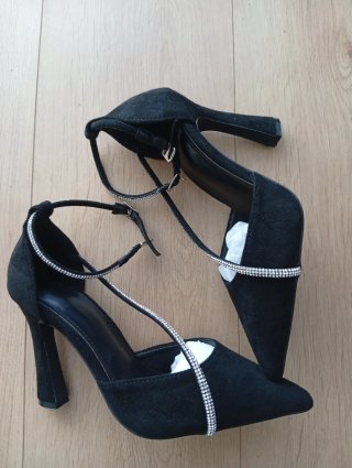 Zapatos de tacón negros con pedrería