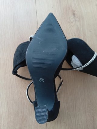 Zapatos de tacón negros con pedrería