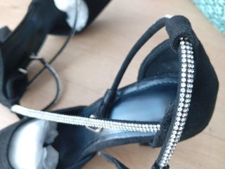 Zapatos de tacón negros con pedrería