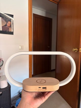 Lampara led, despertador, cargador inalámbrico.