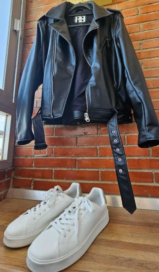 Conjunto Chaqueta Biker y Tenis Blancos.
