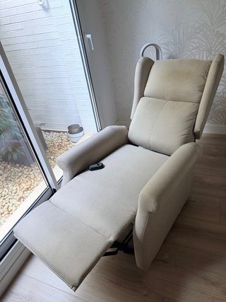 Butaca eléctrica elevadora beige tela