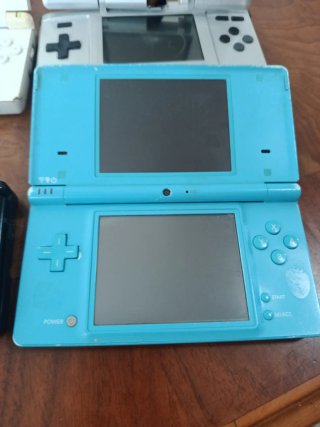 Lote 4 Nintendo DS (Negro, Azul, Blanco)