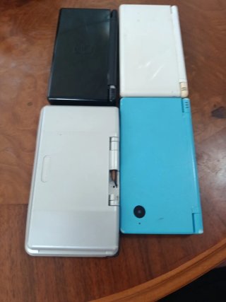 Lote 4 Nintendo DS (Negro, Azul, Blanco)