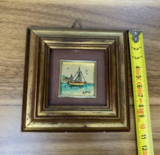 Miniatura barca a vela firmata su fondo oro
