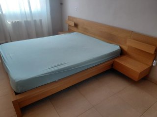 Cama de madera con mesitas flotantes,..